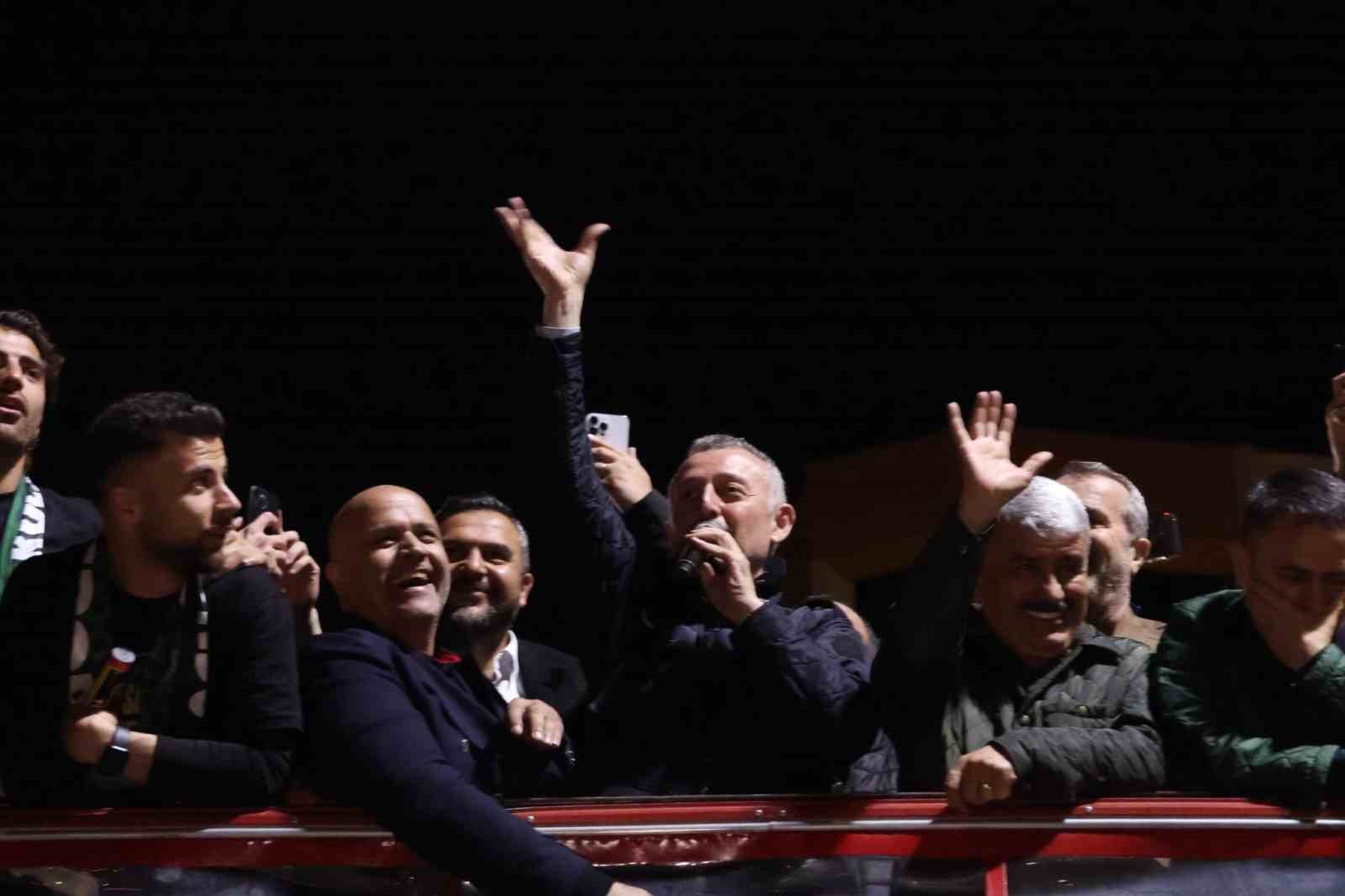 Tahir Büyükakın: 