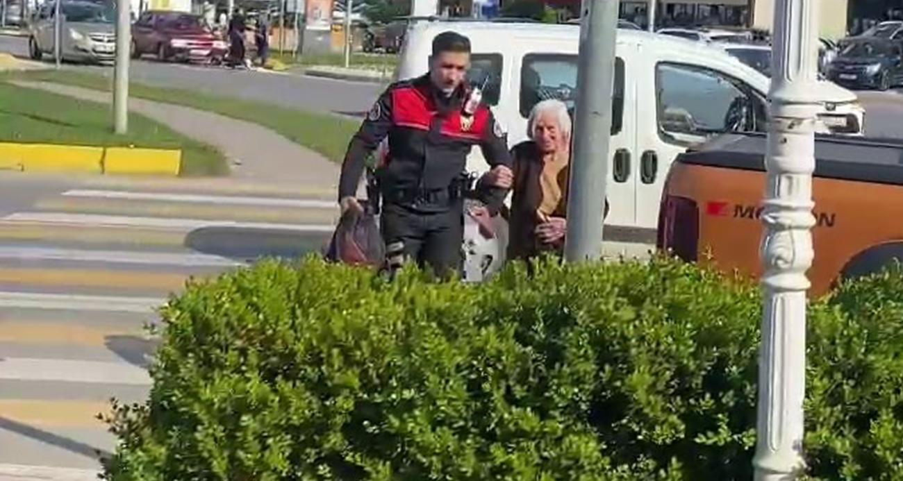 Yürümekte zorlanan yaşlı kadına yunus polisinden yardım eli