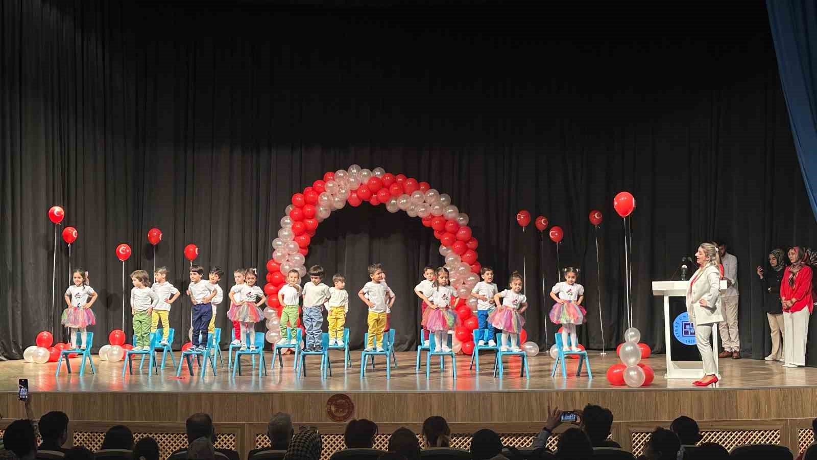 Elazığ’da miniklerin 23 Nisan gösteri alkış aldı
