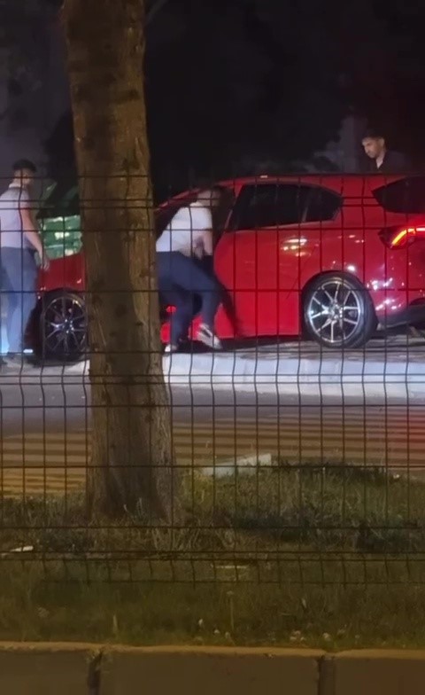 Trafikte kavga: Sürücüyü araç içerisinde darp edip ‘seni öldürürüm’ diye tehdit etti