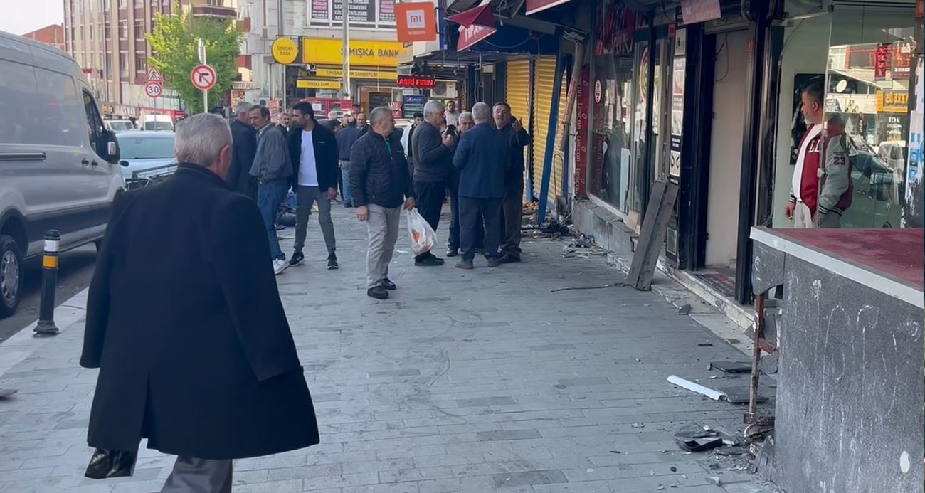 Esenyurt’ta direksiyonda fenalaşan sürücü işyerine daldı