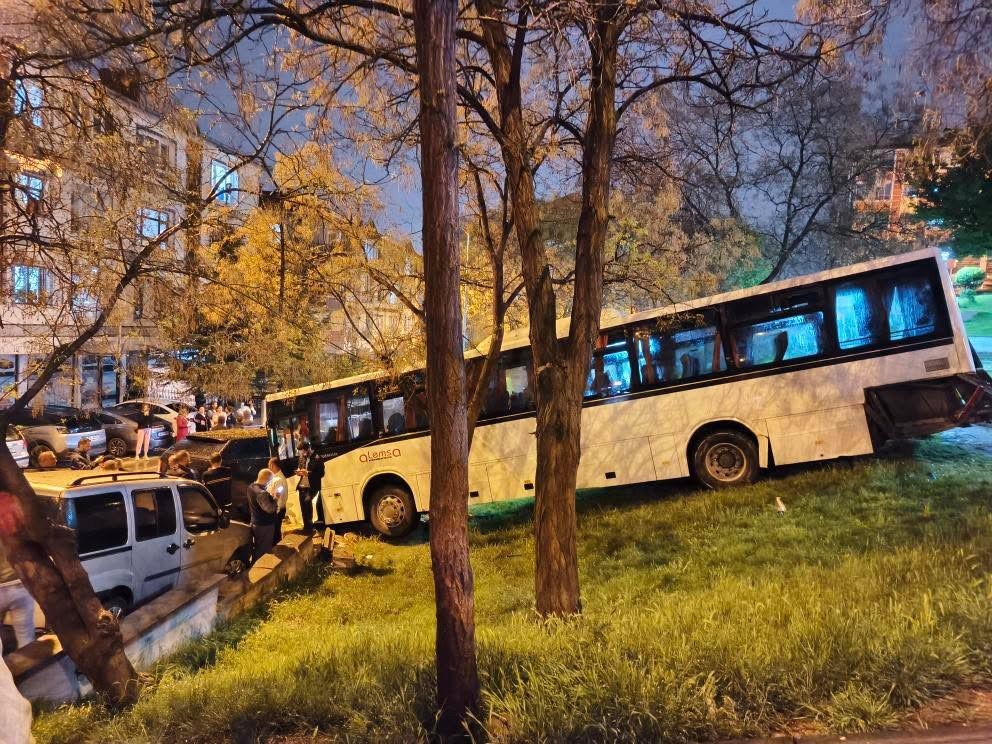 Ankara’da park halindeki otobüs freni boşalınca parka daldı