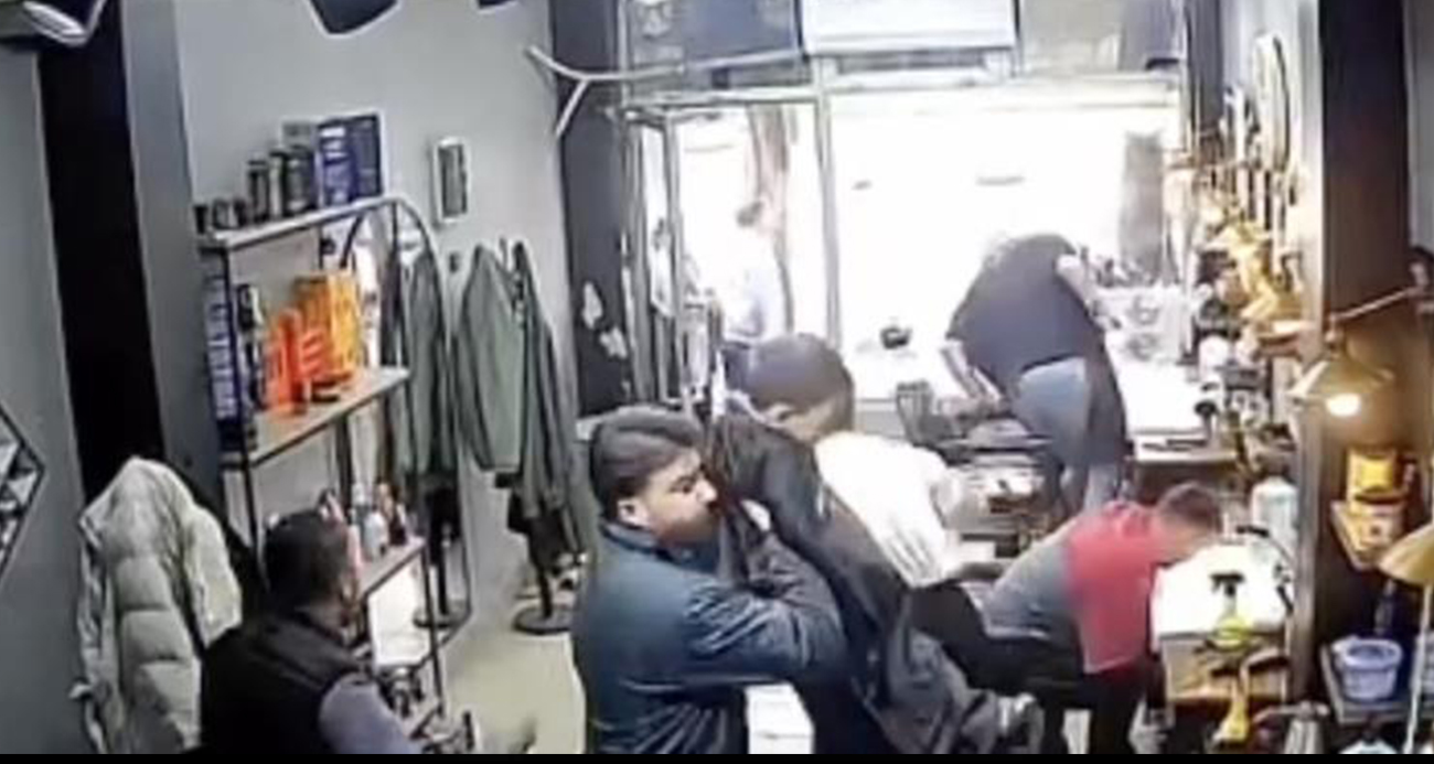 Arnavutköy’de deprem esnasında berber tıraş ettiği çocuğu omuzlayarak dışarı çıktı