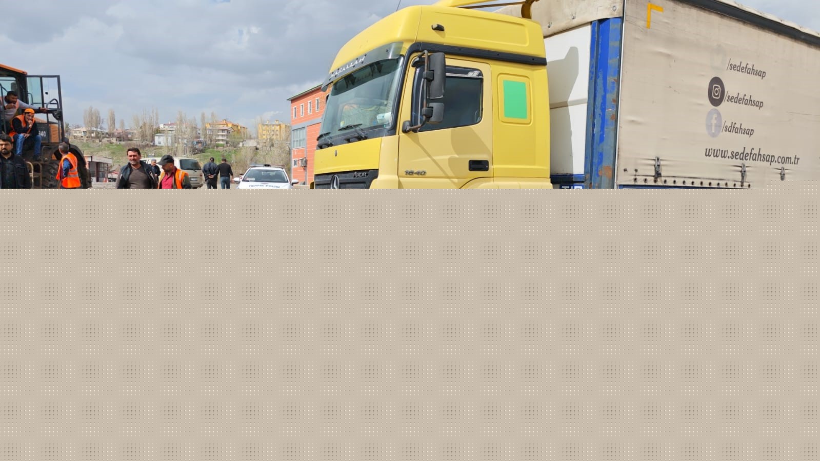 Aşkale’de tır otomobili sürükledi: 3 yaralı
