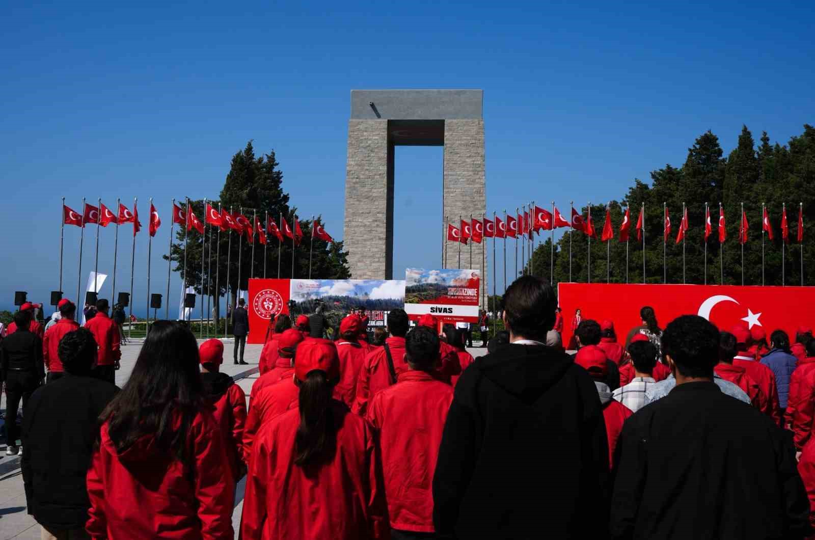 Bakan Bak, Çanakkale’de anma yürüyüşüne katılan gençleri paylaştı