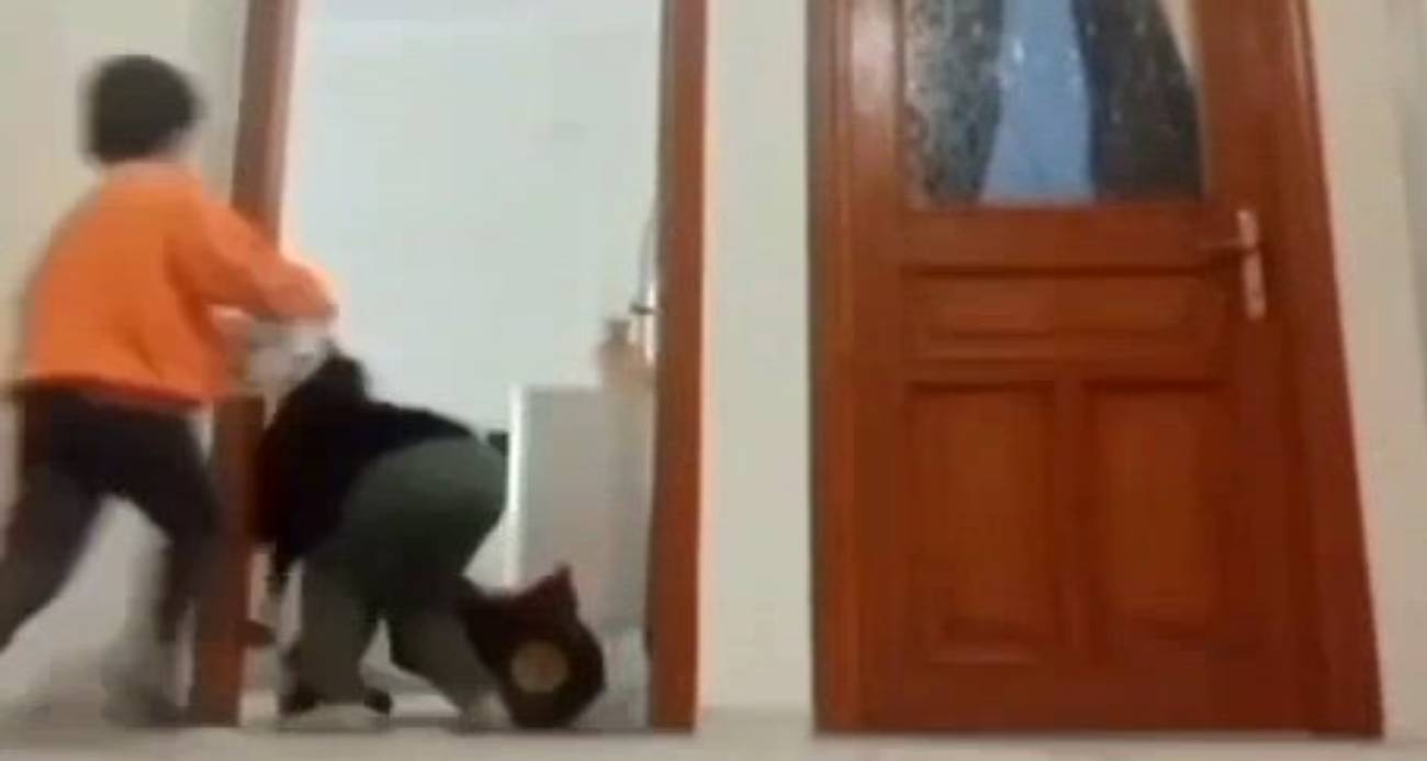 Depreme evde oyun oynarken yakalanan çocukların korku dolu anları kamerada