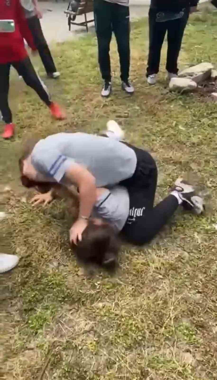 Kız öğrenciler saç saça kavga etti: O anlar kamerada