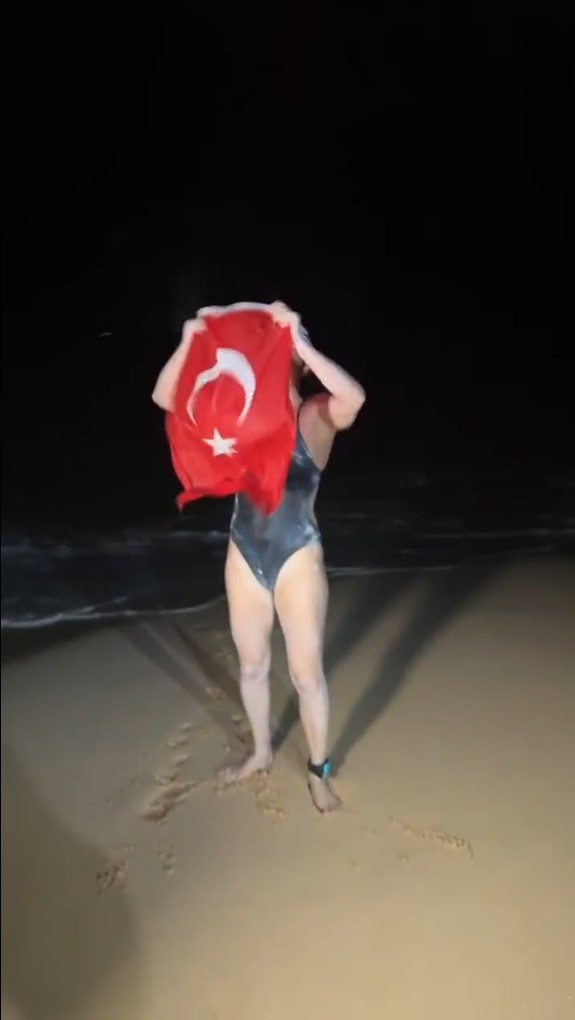 Açık deniz yüzücüsü Aysu Türkoğlu, Ka’iwi Kanalı’nı geçen en genç Türk oldu