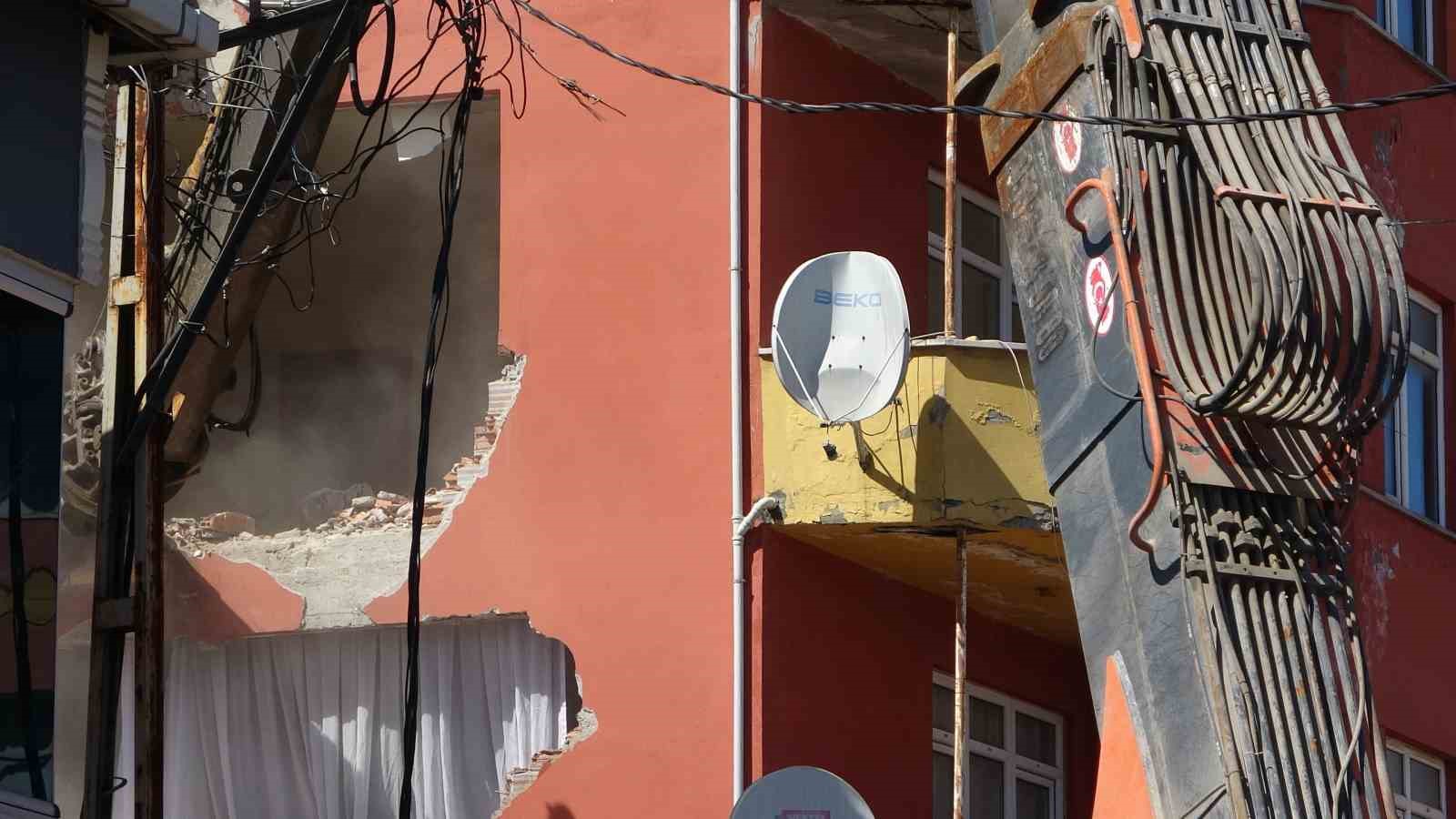 Sancaktepe’de depremde hasar gören 5 katlı bina kontrollü şekilde yıkıldı