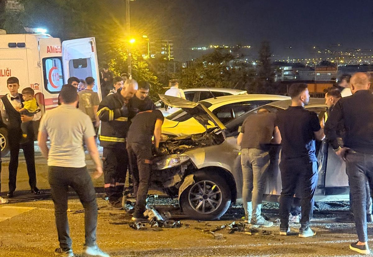 Batman’da iki otomobil çarpıştı: 4 kişi yaralandı