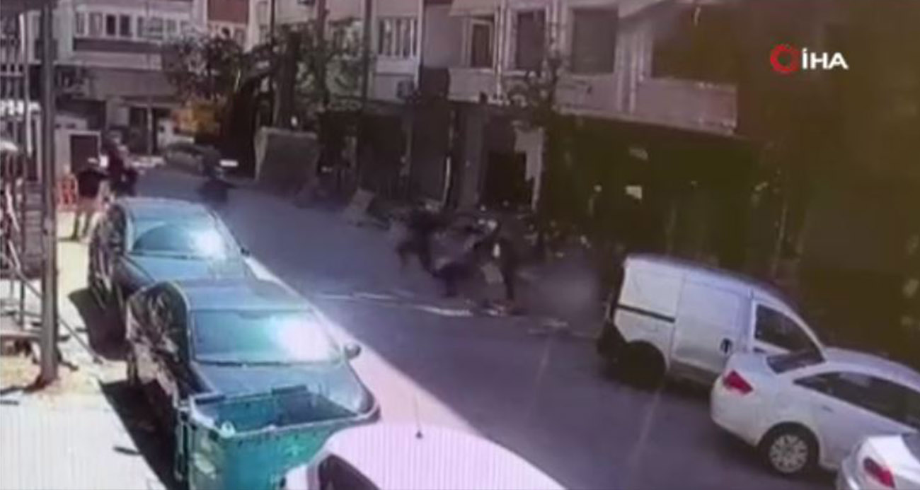 Faciadan kılpayı: Bahçelievler’de boşaltılan binanın balkonu artçı depremde böyle yıkıldı
