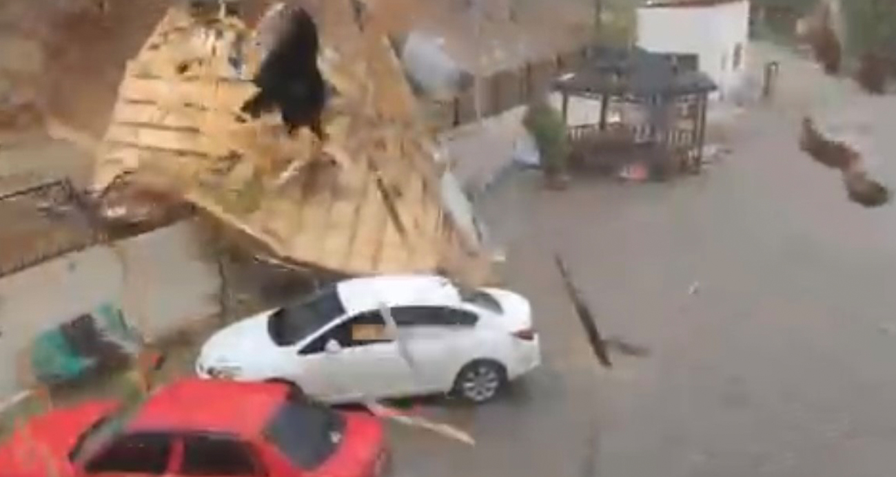 Elazığ’da fırtınadan uçan çatı araçların yanına düştü