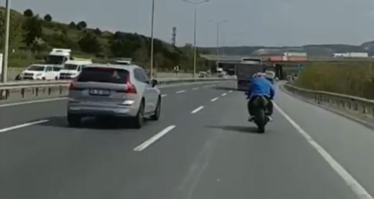 Havalimanı yolunda motosiklet sürücüsünün tehlikeli hareketleri