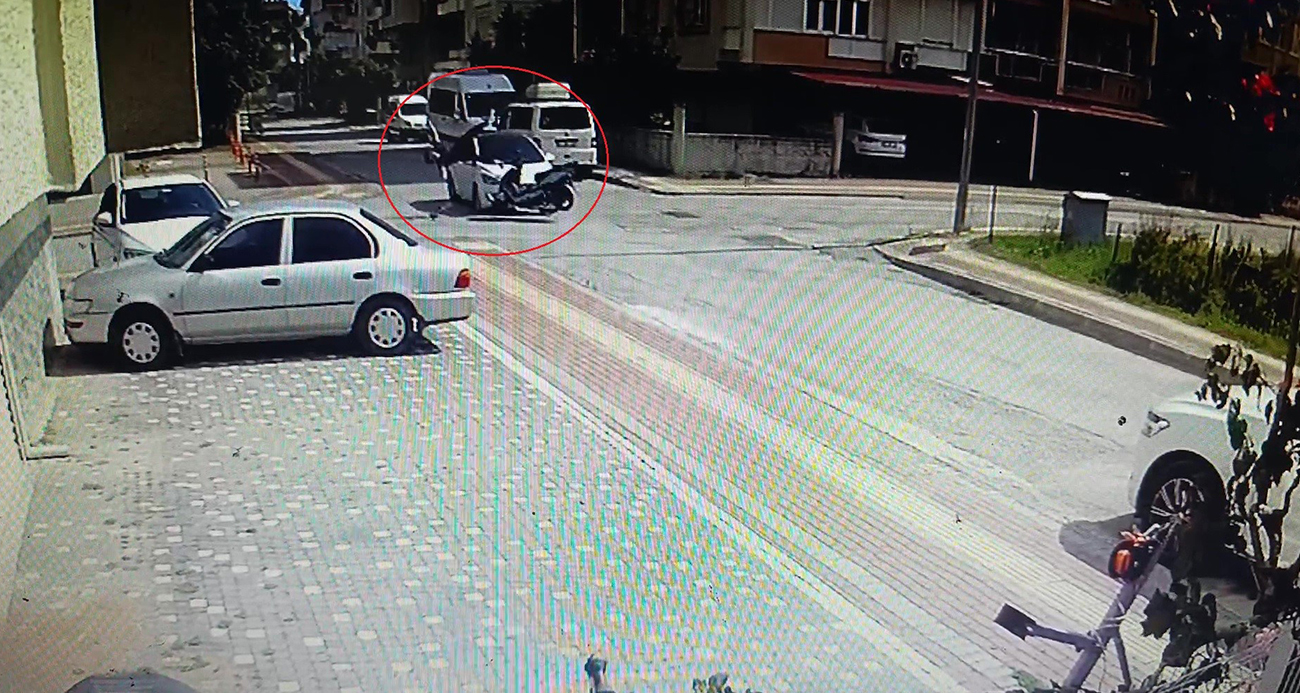 Antalya’da otomobille çarpışan motosiklet sürücüsü havada taklalar attı