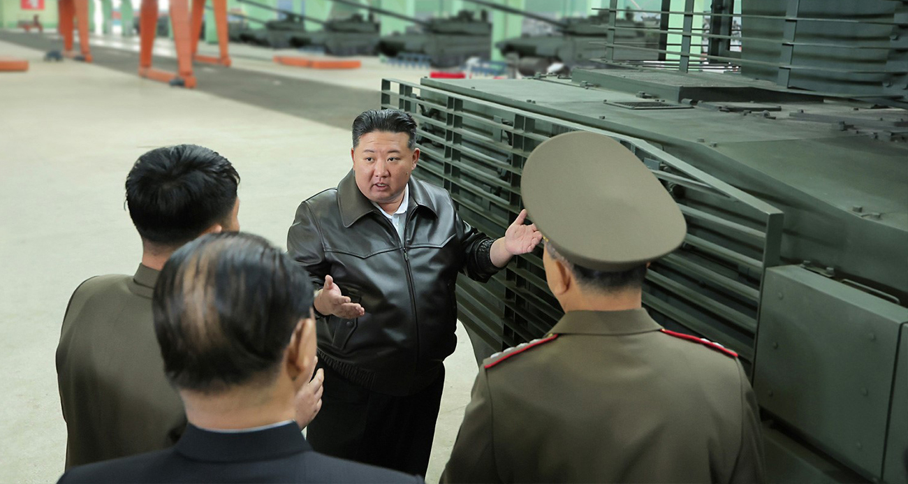 Kuzey Kore lideri Kim tank fabrikasını gezdi