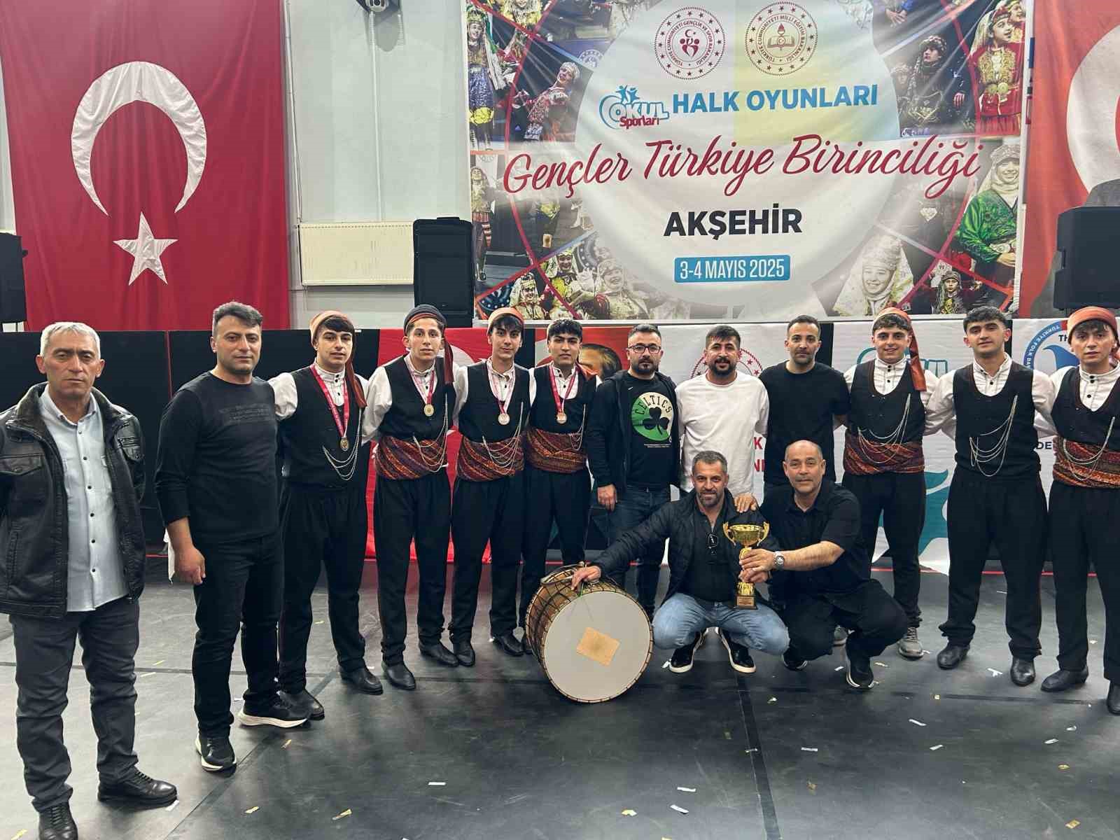 Ağrı’nın gururu Cumhuriyet Anadolu Lisesi, halk oyunlarında Türkiye şampiyonu oldu