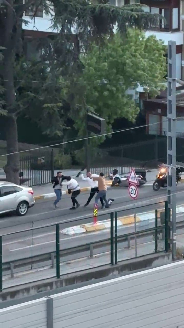 Pendik’te yol verme kavgası: Yumruklar, kask ve bıçak havada uçuştu