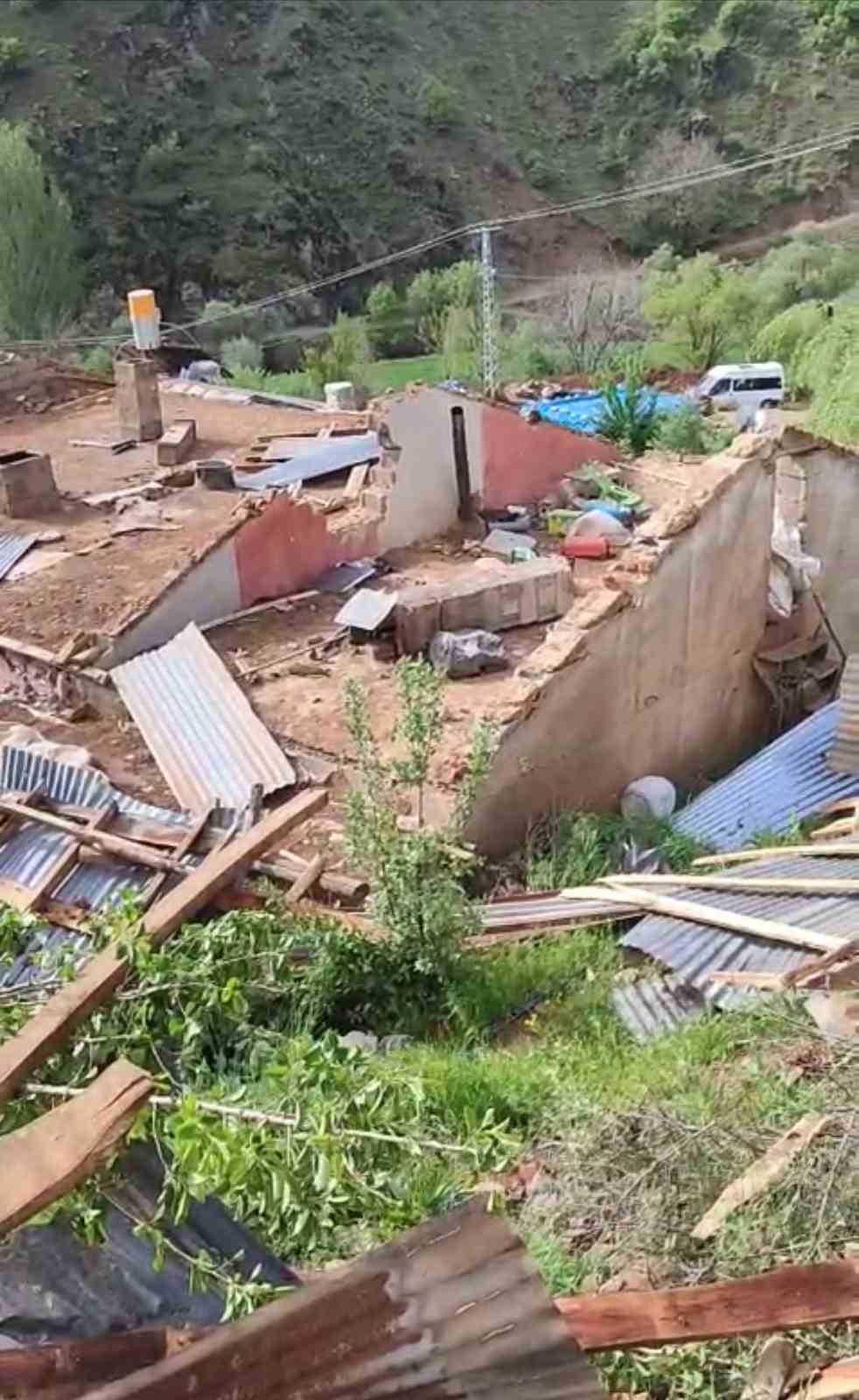 Şiddetli fırtına Şemdinli’de bir köyü harabeye çevirdi