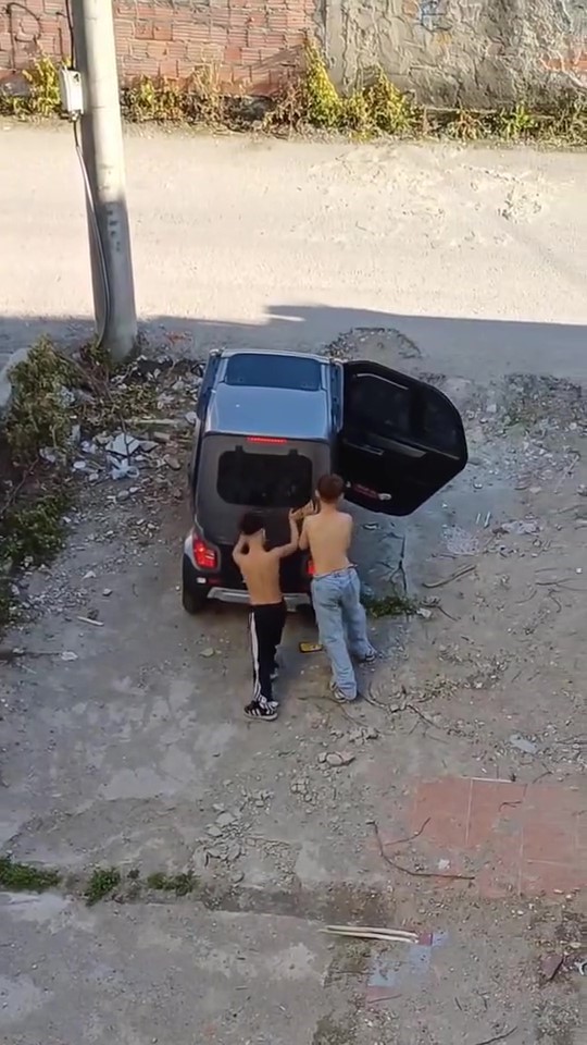 Çocuklar babalarının elektrikli aracını kaçırdı, şarj bitince yolda kaldılar