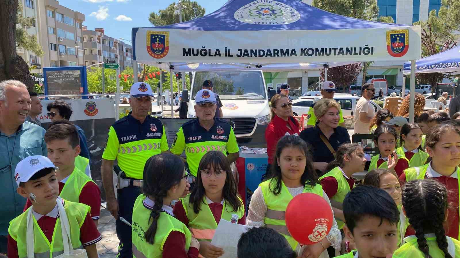 Jandarma trafik standına büyük ilgi