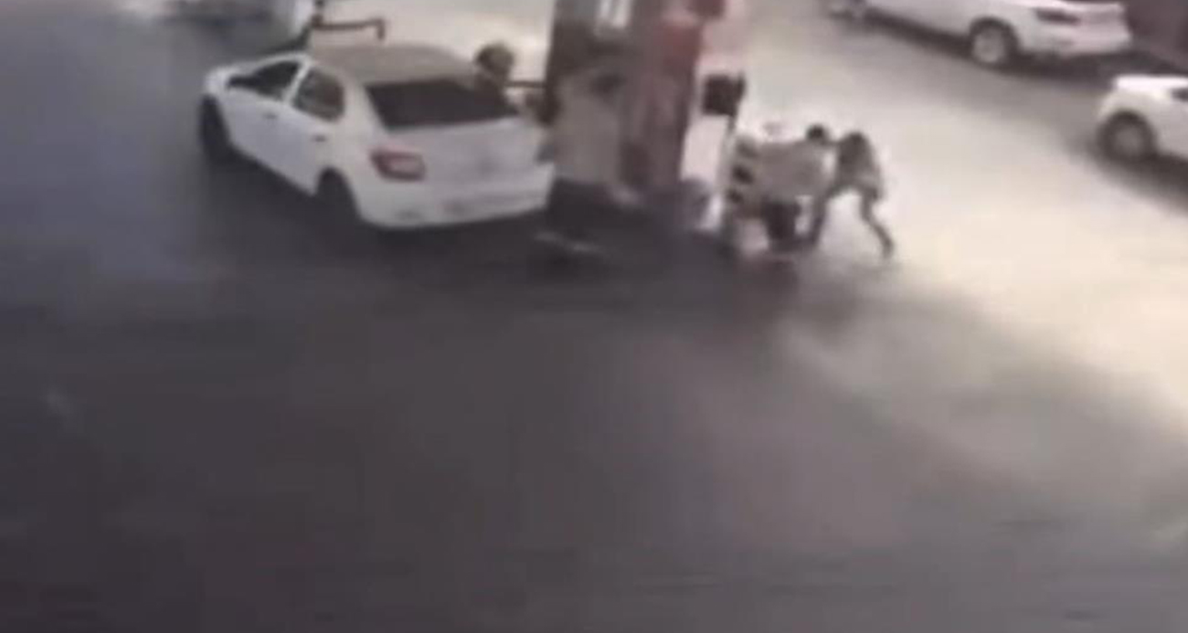 İşten çıkartılma sebebi olarak gördüğü mesai arkadaşını bıçakladı...O anlar kamerada