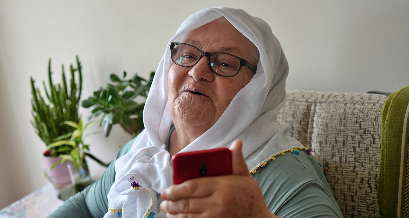 80 yaşındaki Fahriye nineyi arayan MİT amblemli telefon dolandırıcısı aradığına pişman oldu