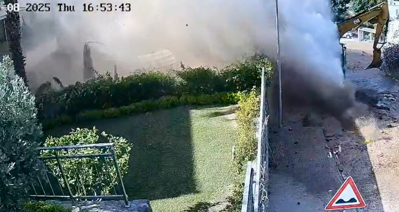 Su borusu bomba gibi patladı, site savaş alanına döndü