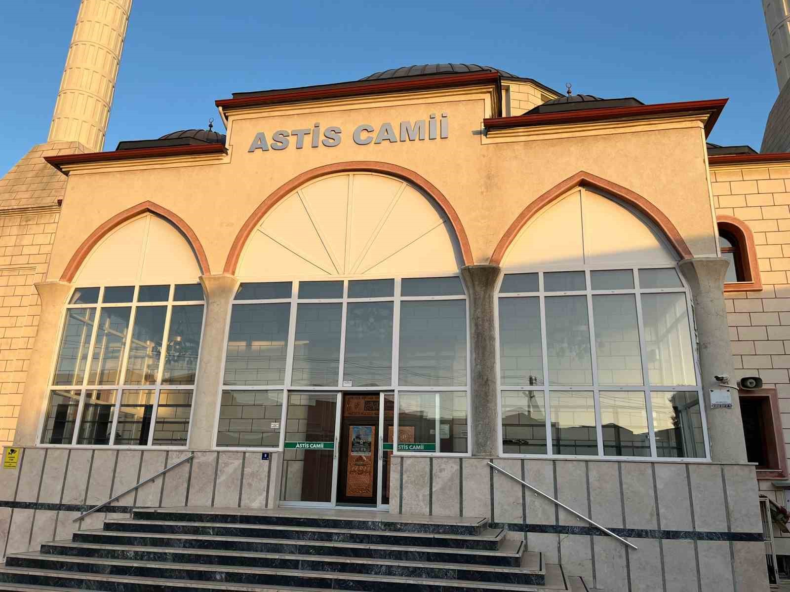 Öğle namazını kıldırdı, kalp krizi geçirip hayatını kaybetti