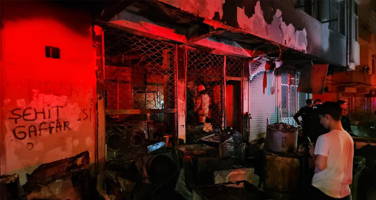 Küçükçekmece’de beyaz eşya deposunda çıkan yangın 3 katlı binayı kül etti