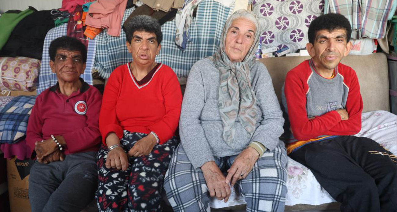 ’Yüreğim yanıyor’ diyerek burukluğunu anlatan fedakar anne, 3 engelli çocuğuna yıllardır gözü gibi bakıyor