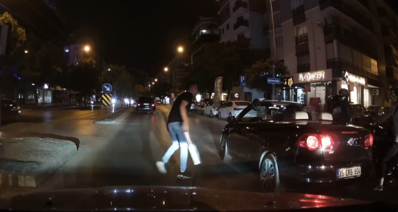 İzmir’de ’döner bıçaklı’ trafik kavgası kamerada