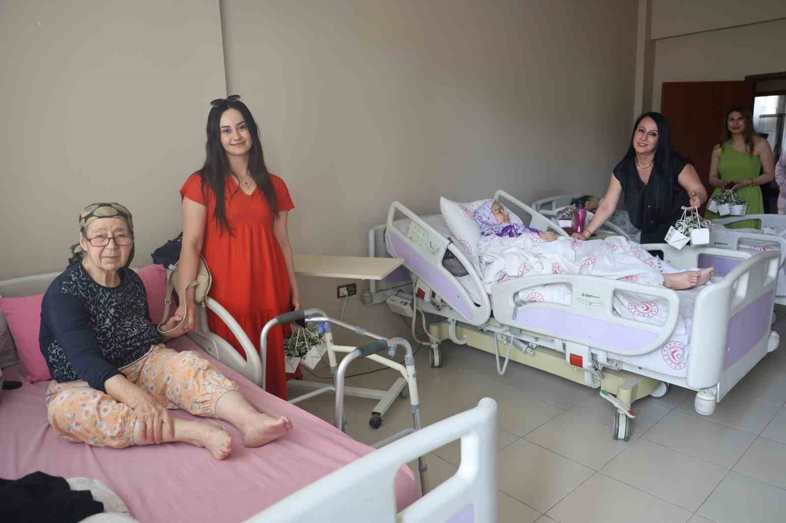 Huzurevinde Anneler Günü kutlaması