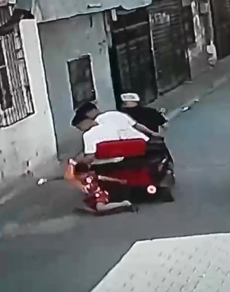 Galatasaray formalı çocuğu sürüklediler, 