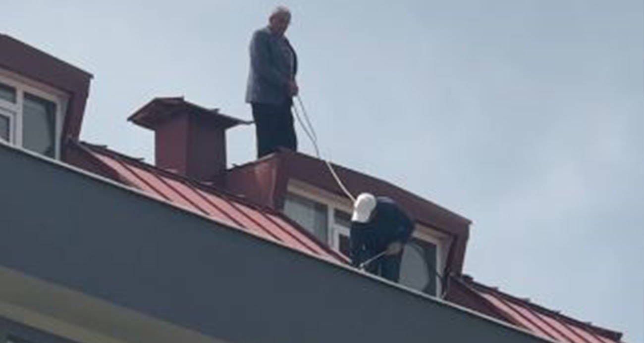 Çatı tadilatı yapan işçi beline ip bağlayarak güvenlik önlemi aldı