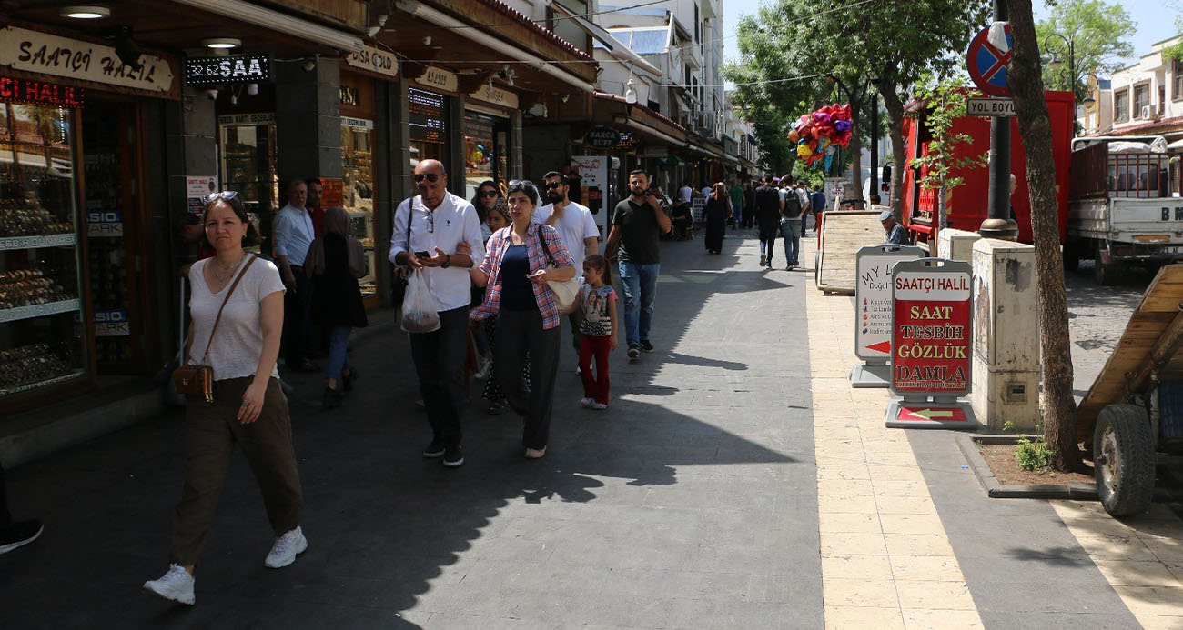 Diyarbakır’da vatandaş ve esnaf, PKK’nın fesih kararını olumlu değerlendirdi