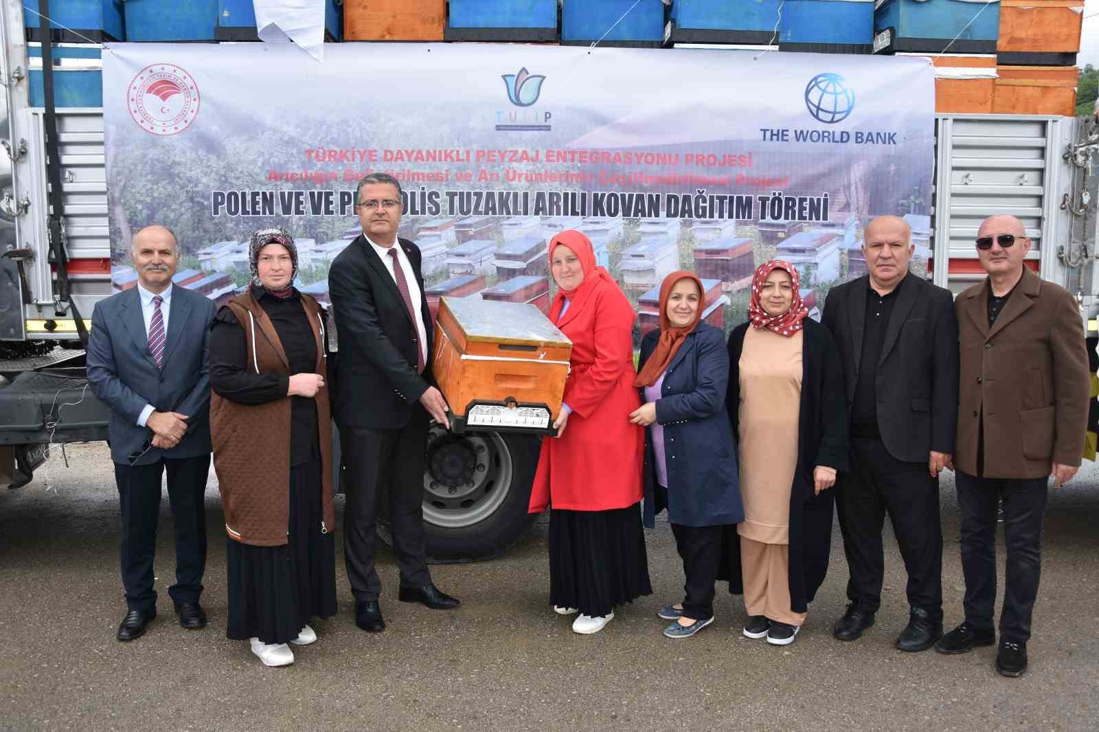 Ordu’da 48 üreticiye 2 bin 400 adet arılı kovan desteği verildi