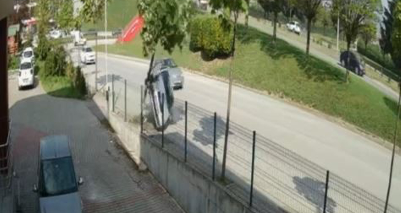 Düz giderken ağaca çarpıp devrildi: O anlar kamerada