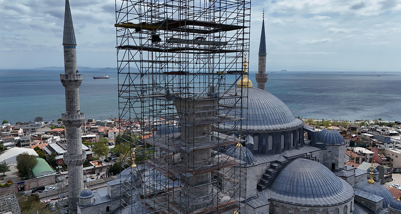 Sultanahmet Camii’nin ömrüne ömür katacak olan minare restorasyonu sürüyor