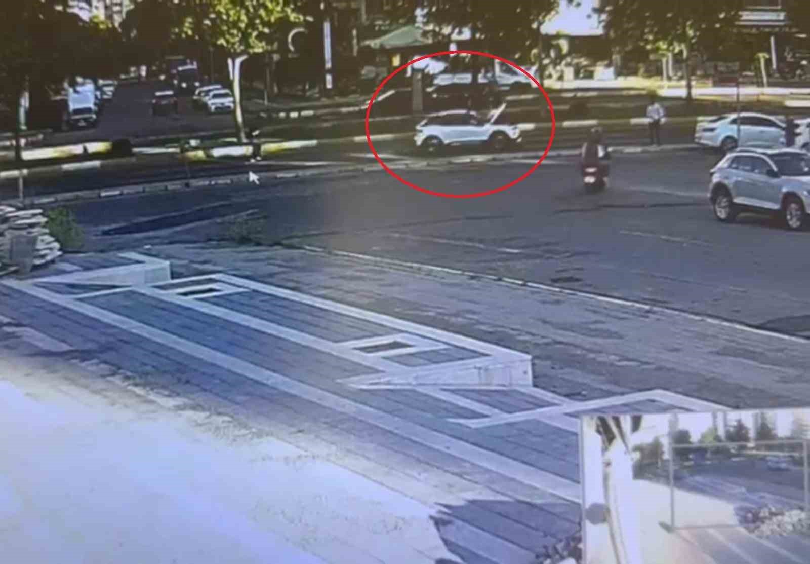 Diyarbakır’da lise öğrencisini hayattan koparan kaza güvenlik kamerasına böyle yansıdı