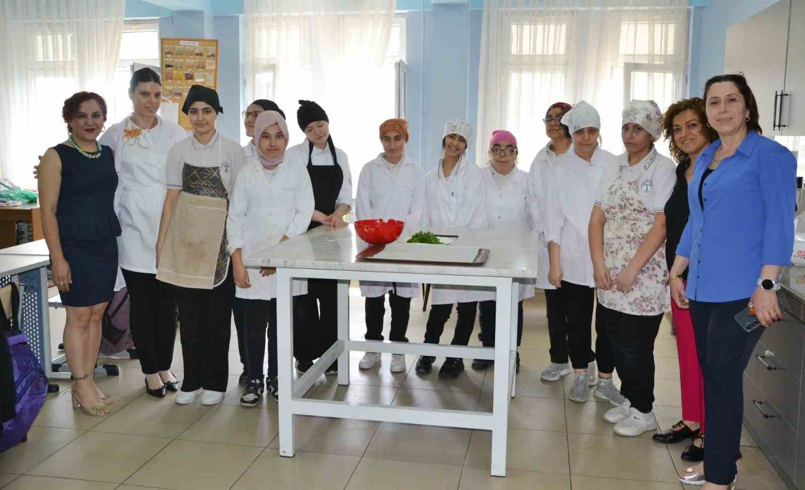 Özel öğrenciler uygulamalı eğitimle mutfak becerilerini geliştiriyor