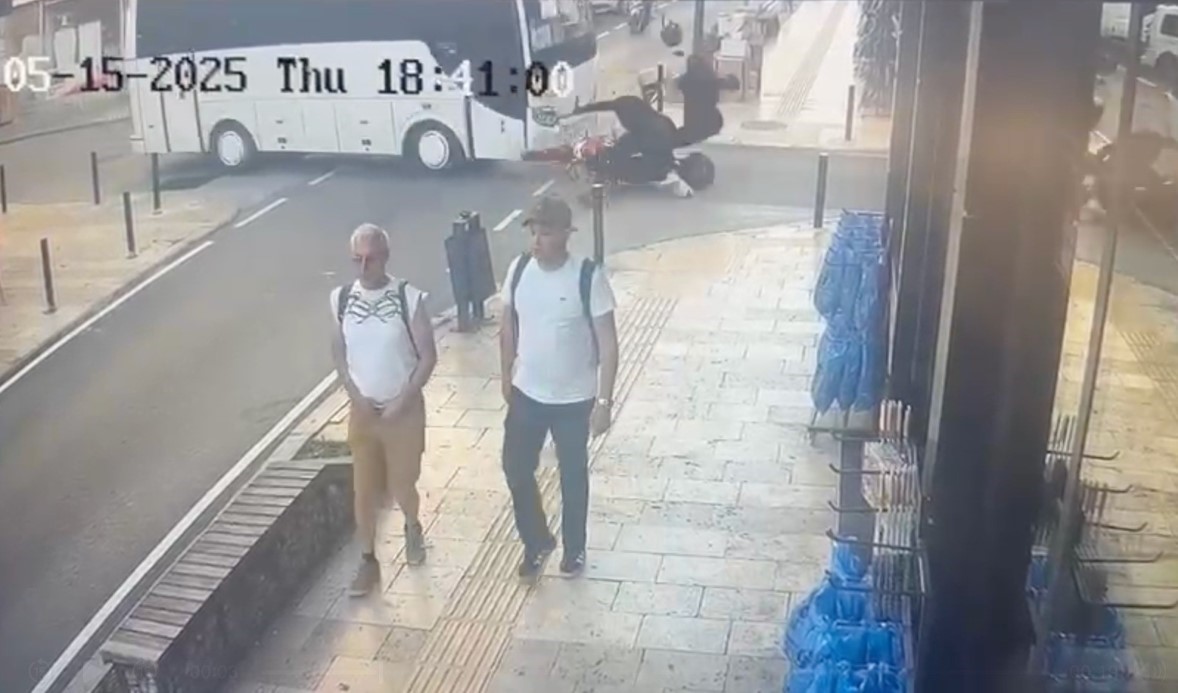Antalya’da ters yönden çıkan otel servisi ile motosiklet çarpıştı: 1 ölü
