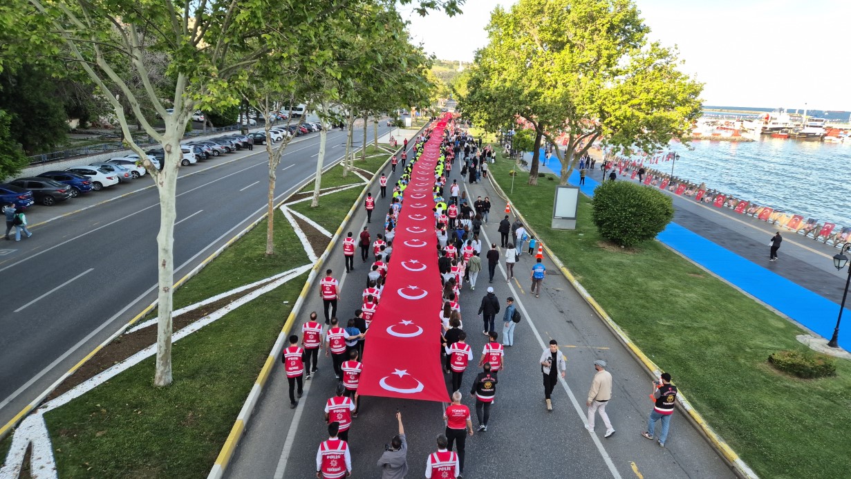 Tekirdağ’da dev yürüyüş: Polis ve gençler omuz omuza yürüdü
