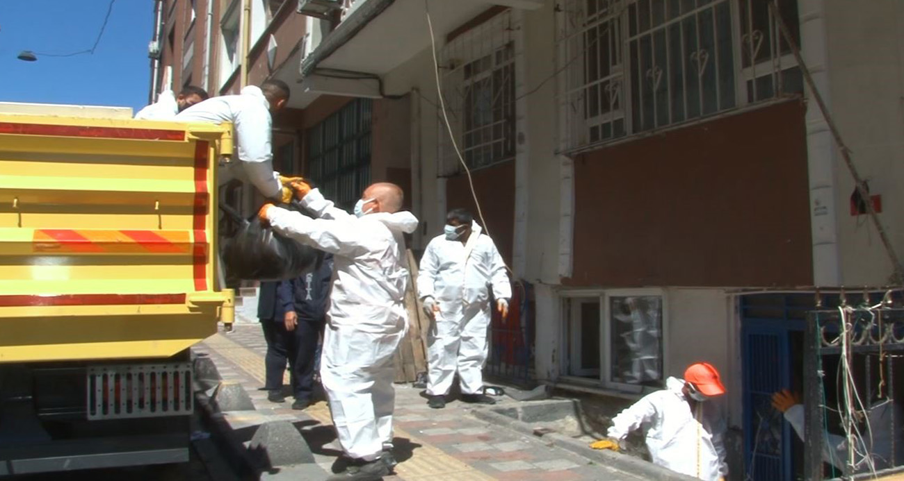 Esenler’de zihinsel engelli kızıyla birlikte yaşayan yaşlı kadının evinden ile 4 ton çöp çıktı