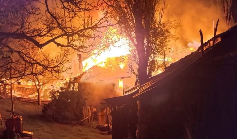 Köyde çıkan yangında 3 ev kullanılamaz hale geldi