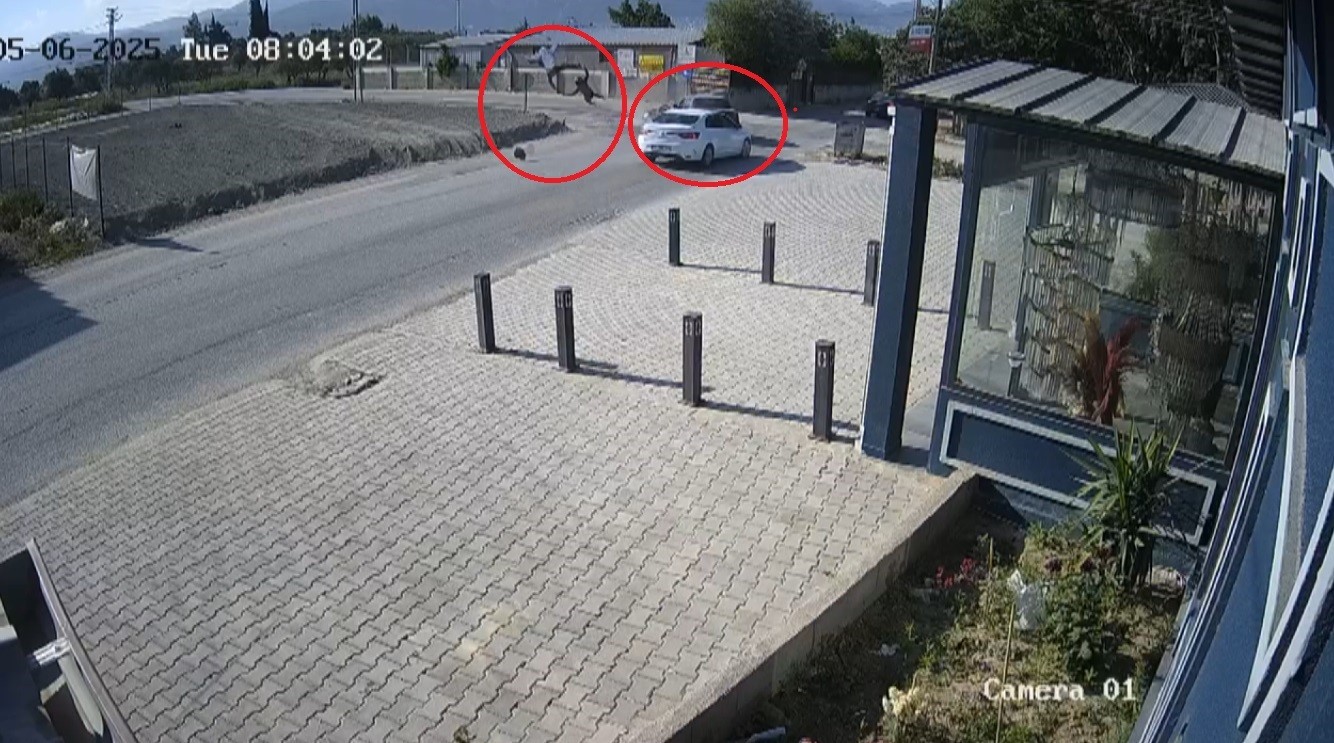 Otomobille çarpışan motosikletten metrelerce havaya uçan genç: 