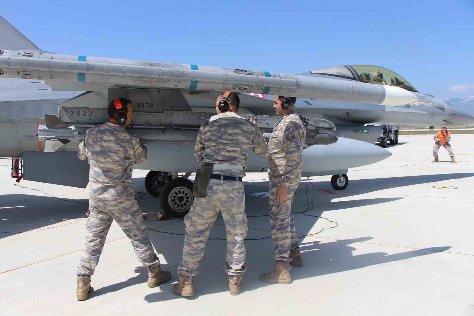 F-16’lar zorlu göreve 15 dakikada hazırlanıyor