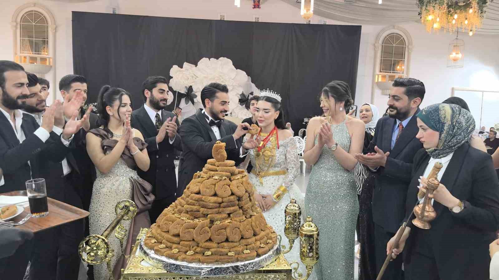 Diyarbakır’da düğün pastası yerine 21 kattan oluşan tescilli burma kadayıf tercih edildi