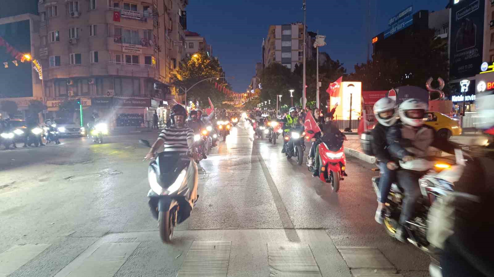 Manisalı motorculardan 19 Mayıs korteji