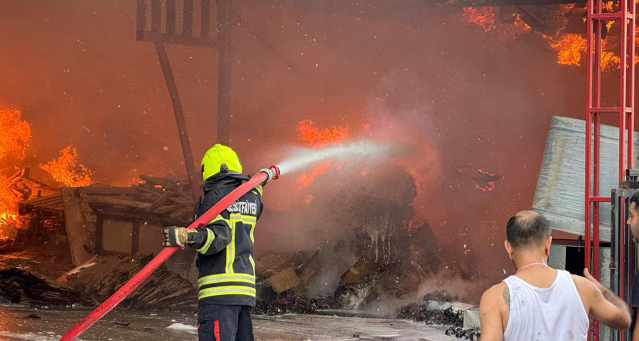Mersin’deki fabrika yangını sürüyor: Son durum havadan görüntülendi