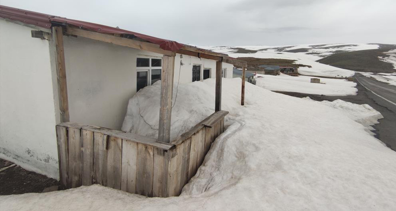 Yayla evleri, kar altında